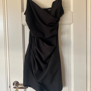 Svart kort klänning - Svart kort klänning från Zara. Endast använd 2 gånger. Storlek 38 men liten i storleken så är mer som en 36