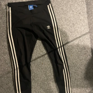 Adidas byxor - Säljer dessa adidas byxor då de inte används längre. I storlek xs säljer för 35kr💗