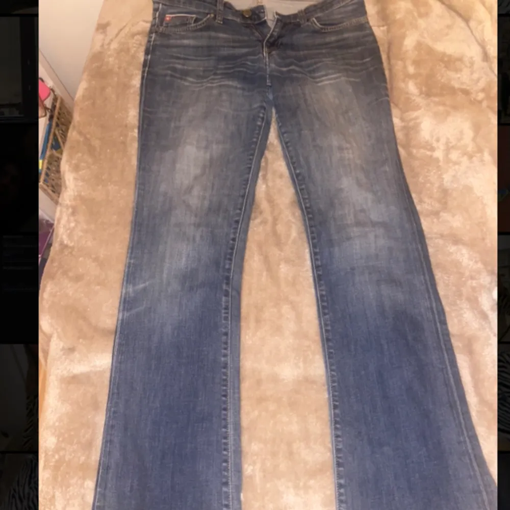 Skitsnygga trendiga (väldigt low waist) vintage bootcut jeans.  Blue wash W30 L34.  Säljer då de är för små. Brukar bära strl 40 i jeans o dessa är aningen för små för mig. Superbra kvalitet! Skriv om ni har några funderingar, tryck gärna på köp nu!💕. Jeans & Byxor.
