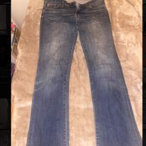 Skitsnygga trendiga (väldigt low waist) vintage bootcut jeans.  Blue wash W30 L34.  Säljer då de är för små. Brukar bära strl 40 i jeans o dessa är aningen för små för mig. Superbra kvalitet! Skriv om ni har några funderingar, tryck gärna på köp nu!💕