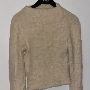 Beige fluffig tröja - Säljer denna fluffiga beiga tröjan från ginatricot❤️‍🔥