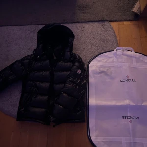 Moncler maya - Oanvänd maya moncler. Dustbag ingår. Nfc scan funkar. Storlek S