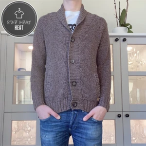 Stickad cardigan - Tja, säljer nu denna sjukt feta stickade cardigan i storlek M. Hör av dig vid frågor eller funderingar eller för fler bilder!