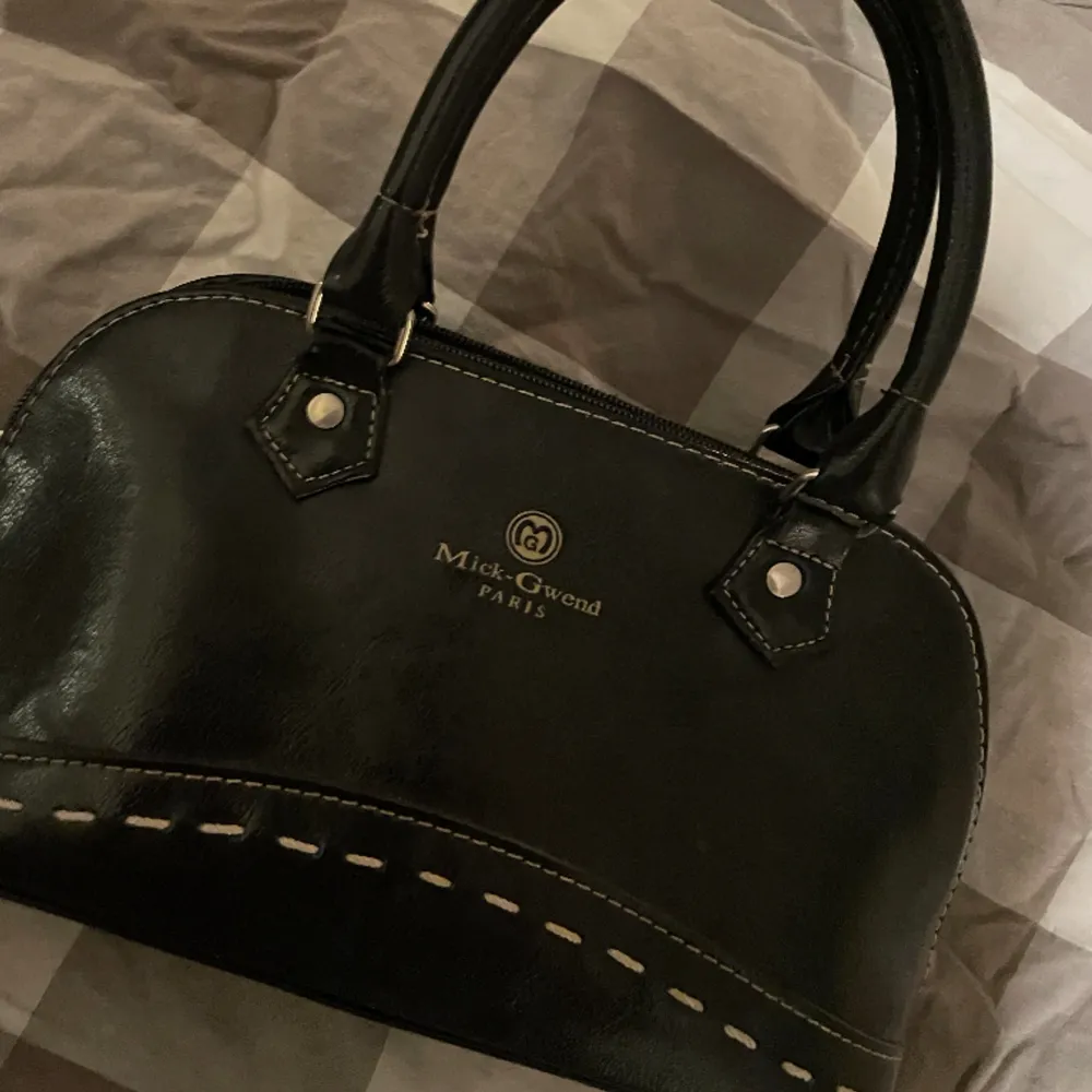 Fin svart handväska, den som man drar drag kedjan är sönder men den går fortfarande att stänga, säljer pågrund av att den inte används. Skriv för mer😽. Väskor.