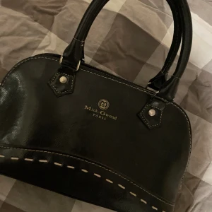 Fin handväska  - Fin svart handväska, den som man drar drag kedjan är sönder men den går fortfarande att stänga, säljer pågrund av att den inte används. Skriv för mer😽