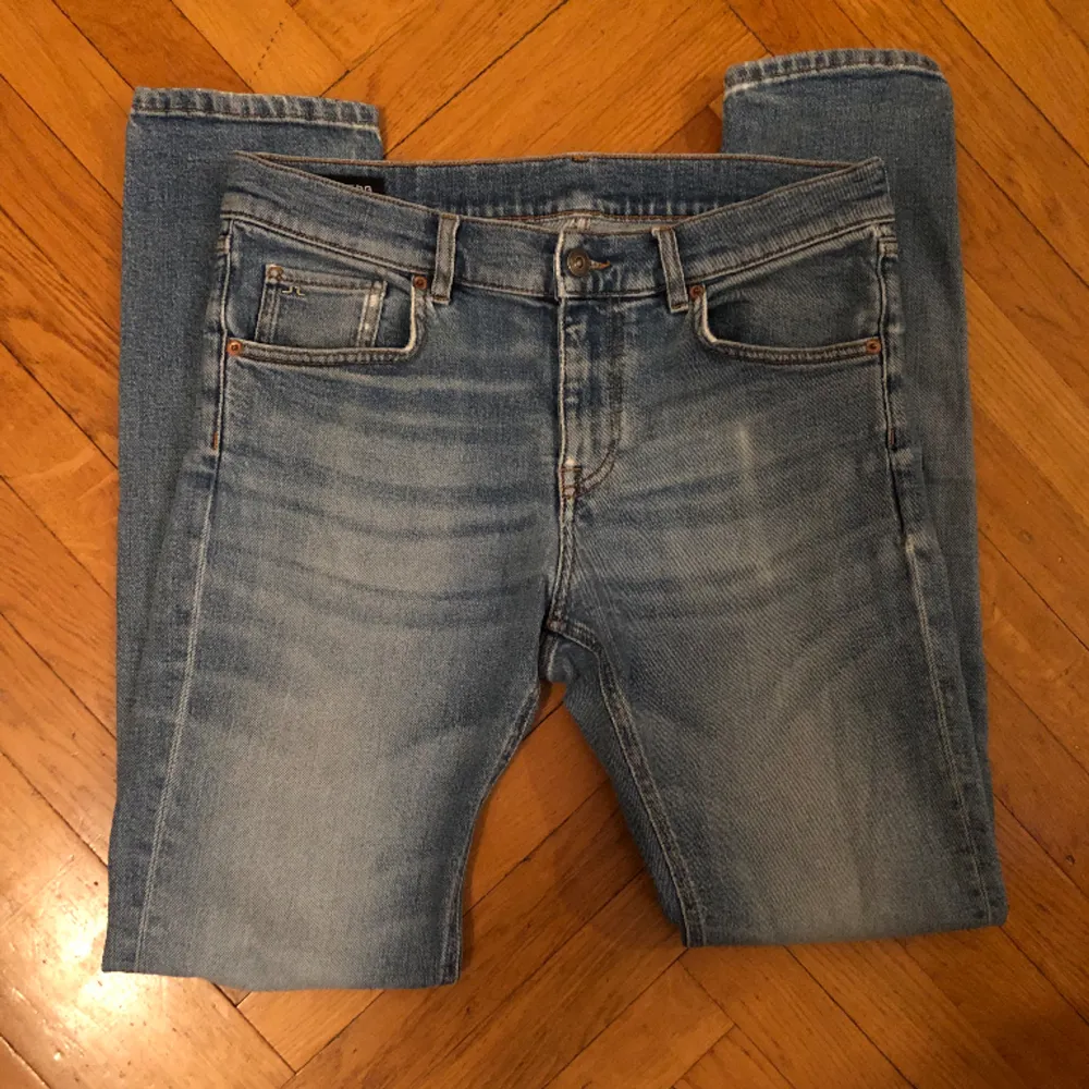 Otroligt snygga och sköna i bra skick med slitningar, j.Lindeberg jeans i storlek 30/32 som säljs för endast 279kr!  Tveka inte på skriva till oss vid minsta lilla fundering:). Jeans & Byxor.