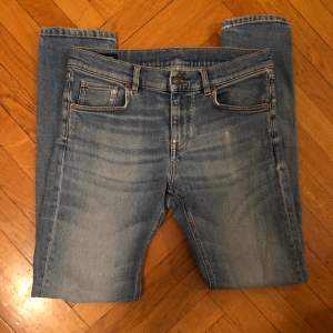 Otroligt snygga och sköna i bra skick med slitningar, j.Lindeberg jeans i storlek 30/32 som säljs för endast 279kr!  Tveka inte på skriva till oss vid minsta lilla fundering:)