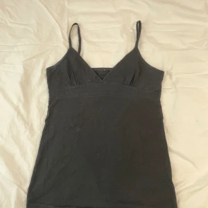 Långt linne - Fint längre linne med v-ringning. Köpt på Vinted men bra skick. Okänt märke men lite Brandy Melville vibe på det hela 😎 