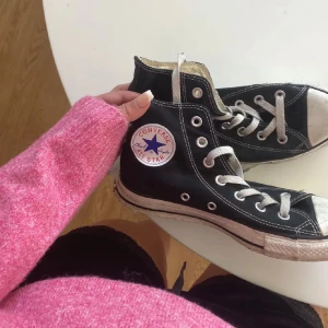 Svarta Converse - Säljer mina smått slitna converse💕