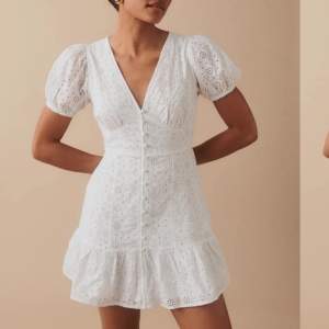 Så fin vit klänning från Gina Tricot, slutsåld storlek därav priset!💕 säljer då jag köpte två storlekar. Inte använd och i original förpackning med lapp kvar! Säljer vid bra bud! 