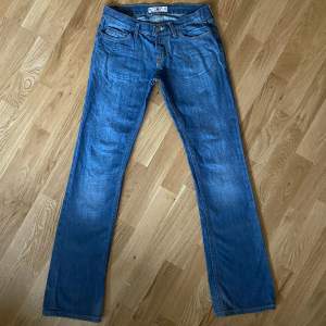 Snygga trendiga jeans, Det står storlek 28 i dom men kolla på måtten: Midja-72 cm, Stuss(över rumpan)-100 cm, Innerbenslängd-83 cm. 100% bomull Kan mötas upp i centrala stockholm💞