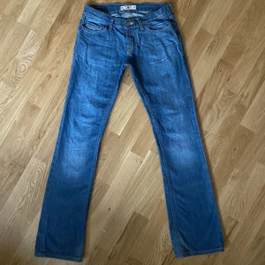 Jeans y2k XS - Snygga trendiga jeans, Det står storlek 28 i dom men kolla på måtten: Midja-72 cm, Stuss(över rumpan)-100 cm, Innerbenslängd-83 cm. 100% bomull Kan mötas upp i centrala stockholm💞