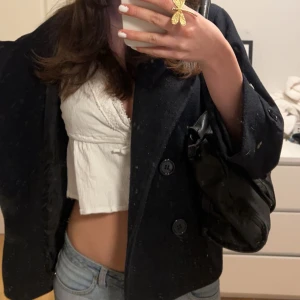 Design by si kappa svart - Jätte trendig kappa från design by si i svart🥰jätte bra skick och andvänd fåtal gånger! Tryck gärna på köp nu! Kom privat för fler privata bilder. Första bilden är min egen och andra från hemsidan🤗