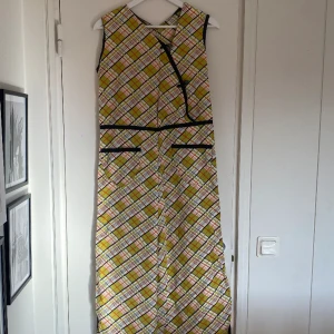 70-tals jumpsuit - Så härlig jumpsuit med lite 70-tals känsla. Rutig och köpt secondhand. 