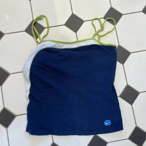 Sporttopp  - Sporttopp med inbyggd bh skick som på bilderna 