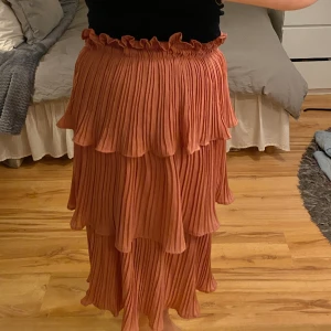 Kjol från Gina tricot - Säljer denna fina kjolen från Gina Tricot i väldigt fint skick. 