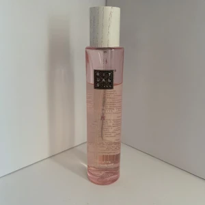 Hair & Body mist - Hair & Body mist från Rituals i doften ”The ritual of Sakura”🌸 50 ml använd men det finns mycket produkt kvar. Söt och mjuk doft av körsbärsblomma🌸