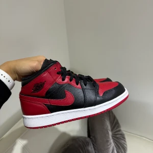 Jordan 1 air mid - Säljer nu mina fina jordans, som är i nyskick. Säljer de för att jag inte använder de längre.   Storlek 36,5 köpta för 1900kr  Säljer för 850kr, vid snabb affär kan priset diskuteras  Köpta från restocks, hittar tyvärr inte original skolådan.