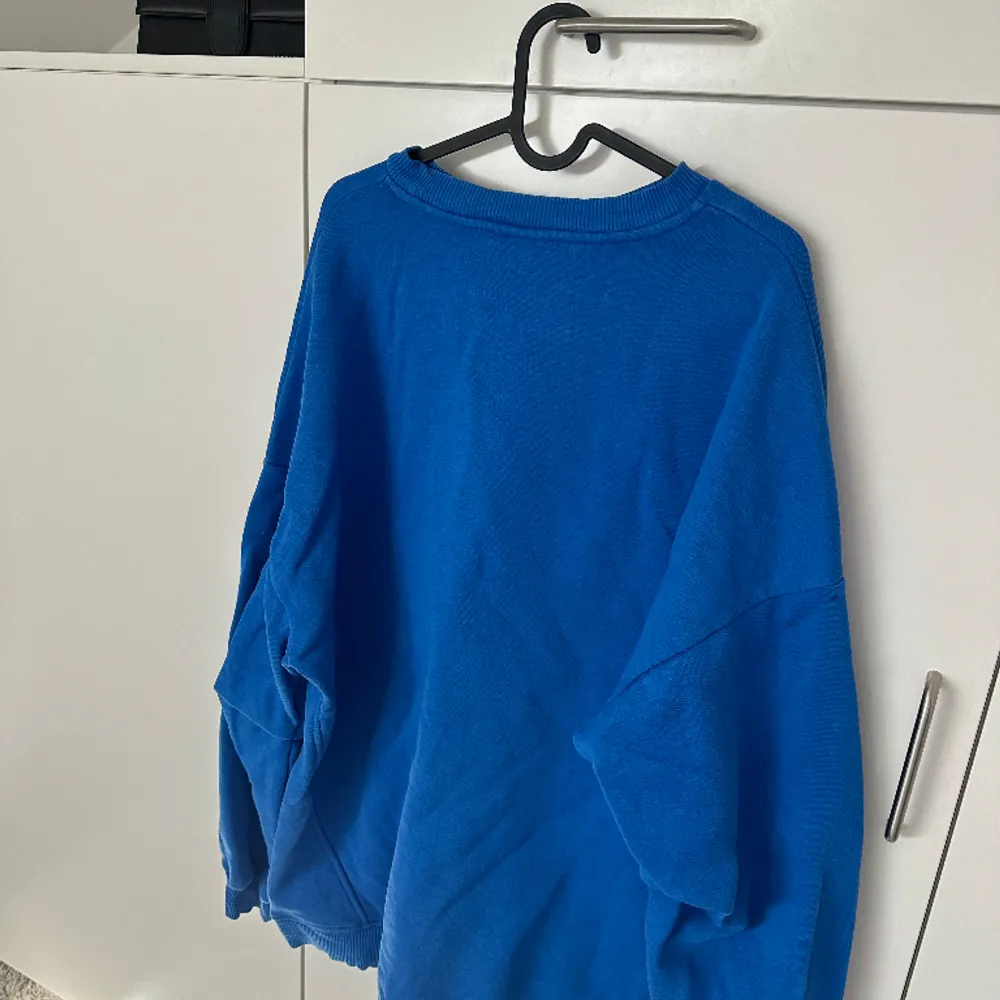 Blå sweatshirt från Gina tricot . Hoodies.