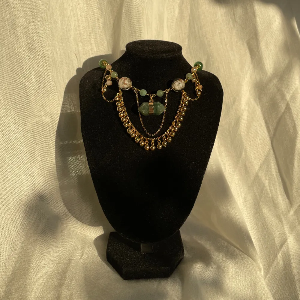 Ett unikt halsband i guld och grönt<3 fint nu till våren när solen skiner. Halsbandet har en förlängningskedja<3. Accessoarer.