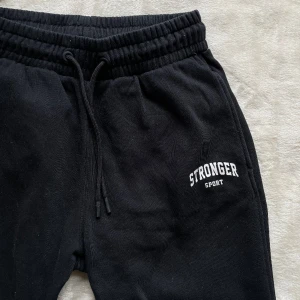 Stronger mjukisbyxor - Mjukisbyxor från stronger. Fint skick och passar perfekt till träning, gym eller bara slappa hemma. Nypris 800kr 🩷