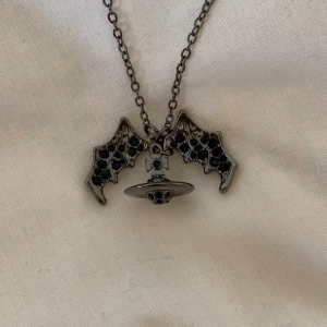 Vivienne Westwood liknande halsband bat orb - Vivienne Westwood liknande halsband. Mycket bra skick förutom att låset inte fungerar, därav priset