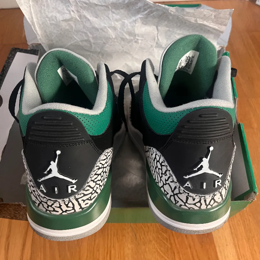 Hej! Säljer en av mina första par av min sko kollektion! Super schyssta Jordan 3, perfekt för sommaren☀️Använt 2-3 gånger säljer pga rensning . Kengät.