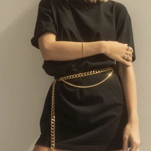 Midjeskärp från Even&Odd - Superfin kedja som tyvärr sällan kommer till användning. (Första bilden är lånad!) kedjan är en singelkedja och passar superbra nu till sommaren