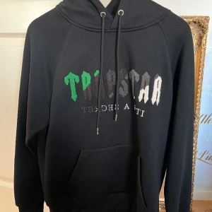 TRAPSTAR Hoodie - hej säljer dessa fina hoodies då de inte faller i smaken liam mycket längre. använt 2-3 gånger materialet är lika fräscht och fint som inköpsdatumet. 