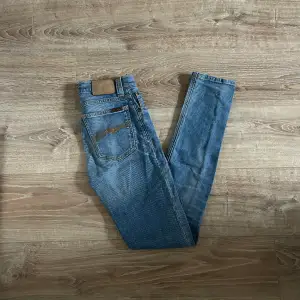 Ett par jeans i absolut topp skick och som dessutom har en extremt snygg tvätt. Nypriset på dessa jeans ligger på runt 1000kr. Längden på byxorna är 102cm och midjan 35cm jämför gärna med ett par egna och sen är det fritt fram att använda ”köp nu”.