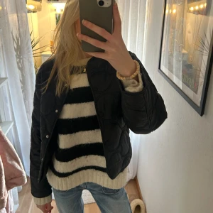  Vårjacka - Säljer denna jättefina jackan som passar perfekt till våren!💕  Storleken är xxs men passar mig som vanligtvis har xs