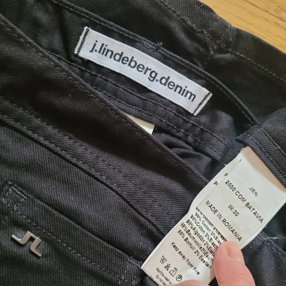 Svarta snygga jeans w.30 Innerbenlängd ca 75cm. J.Lindeberg Jen tjejjeans Knappt använda,  nyskick! . Jeans & Byxor.