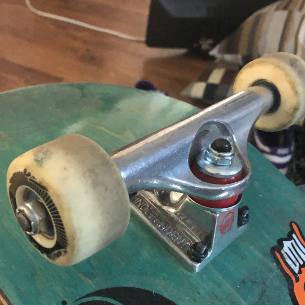 Säljer nu min skate board då jag har slutat åka allt ny pris är polar bräda 8,25 - 1000kr independent truckar - 800kr spitfire kulager - 400kr polar griptape - 200kr vet inte riktigt vilka hjul det är men dom rullar bra. Övrigt.