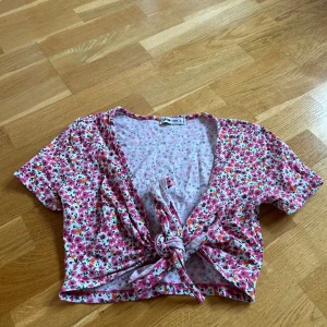 Somrig omlott topp, S - Somrig omlott topp med blommönster, knyts framtill, S, FB Sister från New Yorker, fint skick 
