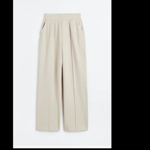 Nya byxor  - Helt nya vida beiga byxor m pressveck från H&M strl xs
