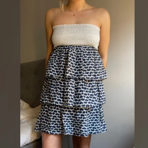 Bandeau klänning från Zara - Gullig kort klänning utan axelband från Zara. storlek M men skulle säga att den passar flera storlekar eftersom den är stretchig. Pris kan diskuteras