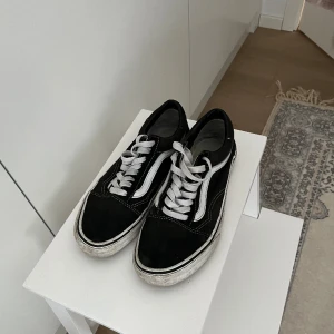 Vans storlek 39 - Storlek 39. Något använda är ej rengjorda på bilden. Pris kan diskuteras vid snabb affär. Finns i Uppsala du betalar för frakt om den ska skickas. 
