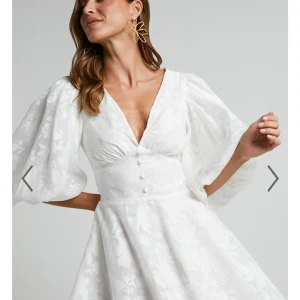 Vit klänning  - Vit klänning som passar perfekt till studenten eller sommaren allmänt! Den är köpt från showpo för 1400kr. Aldrig använd och säljer då jag inte hann skicka tillbaka. Pris kan diskuteras💕