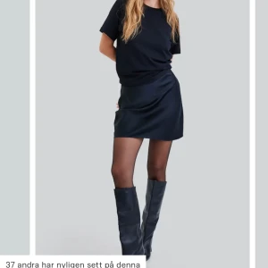 Satinkjol  - Säljer nu min kjol från bikbok som tyvär aldrig kom till användning. Samma model som den svarta från hemsidan men i en annan färg. 