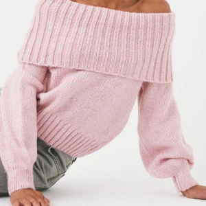Off shoulder tröja - Säljer en jättefin rosa off shoulder tröja. Storleken är L men passar mig som i vanliga fall bär XS, då jag ville ha den oversized. Den är aldrig använd och har prislappen kvar. Köpt för 399.