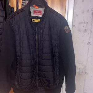 Para jumper cardigan  - Pricis som ny, säljer för ja har tröttnat på den. Perfekt för våren