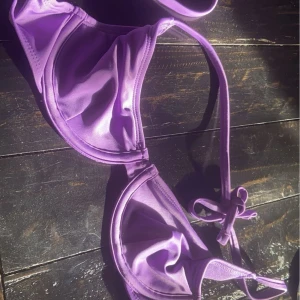 bikini topp NELLY - en helt oanvänd bikini topp från Nelly, knytning runt hals och rygg, också en knepp sak bak på ryggen, stolek 70A, säljer år min lillasyster då den var för liten för henne 🩷skriv för mer info❣️