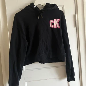 Calvin Klein - Svart Hoodie från Calvin Klein i storlek S💕