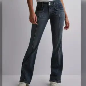 Lowwaist bootcut pocket jeans. Som nya jeans från Nelly. Använda ca två gånger. Säljer då de inte kommer till så mycket använding:) köpts för 699kr! kom privat för fler frågor☺️