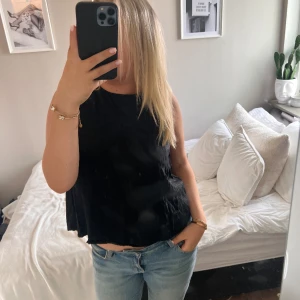 Svart topp - Säljer denna jättecoola topp från Kaul edition!💓 topppen är använd flitigt men sparsamt!💞   Finns en liten defekt som ej syns mar man använder den men om man letar så hittar man den (skor för bild)  St 40 så skulle passa någon som bär st M💞