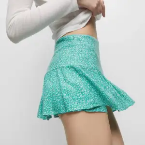 En supersöt kjol som aldrig var använd! Prislapp kvar och säljer pga av att den är för liten. Perfekt för sommaren och den har inbyggda shorts💘