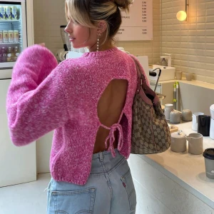 Stickad tröja - Jättefin rosa stickad tröja med öppen rygg, har använt den endast en gång! Storlek S, men skulle nog säga att den passar M också. Den är helt slutsåld på hemsidan.