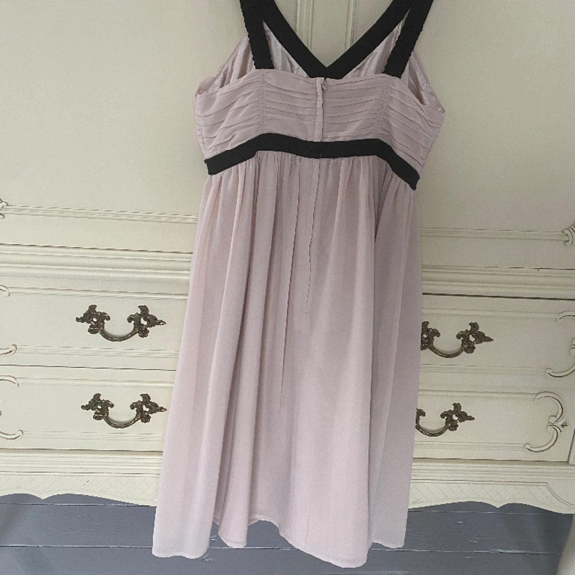 Beige klänning med svarta pärlor - 90