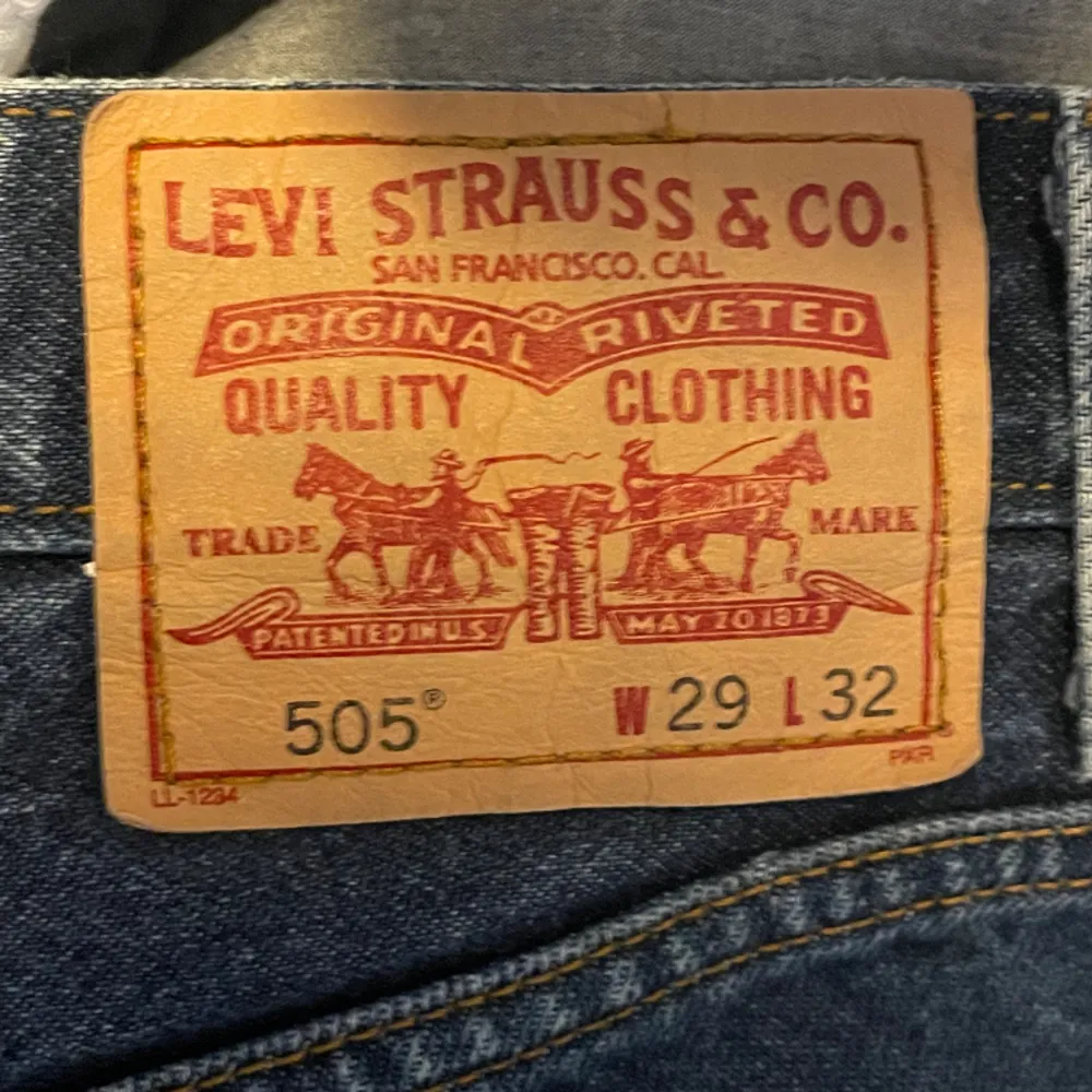 Fint skick med broderat ficka, lite avklippta så kanske ca 5 cm kortare än längden som står.. Jeans & Byxor.