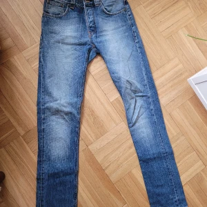 Nudie Jeans Grim Tim 29/34 - Begagnade jeans från Nudie, Grim Tim (kille) stl. 29/34. Inslitna. Lite nötta på lår och nertill. Säljer i befintligt skick. Kan skicka fler bilder. Ej byte.
